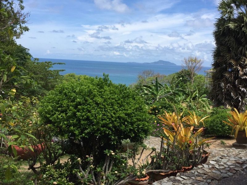 Продается дом с видом на море с большой террасой в Раваи.