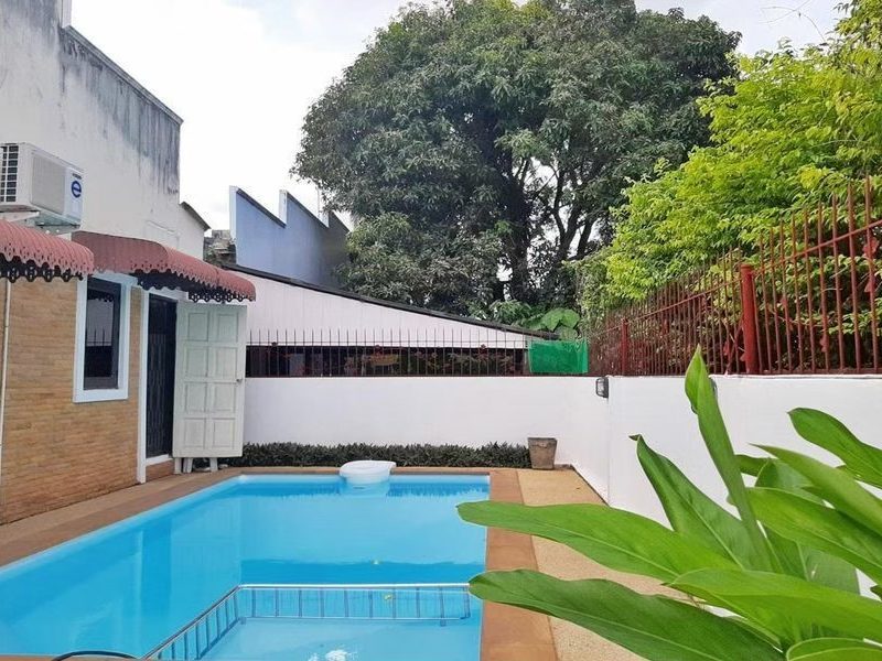 большой дом с собственным бассейном в районе Чалонг